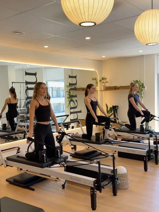 Happy Friday Ivy crew💚 here showing you some beginner, intermediate and advanced variations of the same movement! 

#theivyroom#ivyroom#reformerpilates#reformerexercises#seapointpilates#capetownpilates